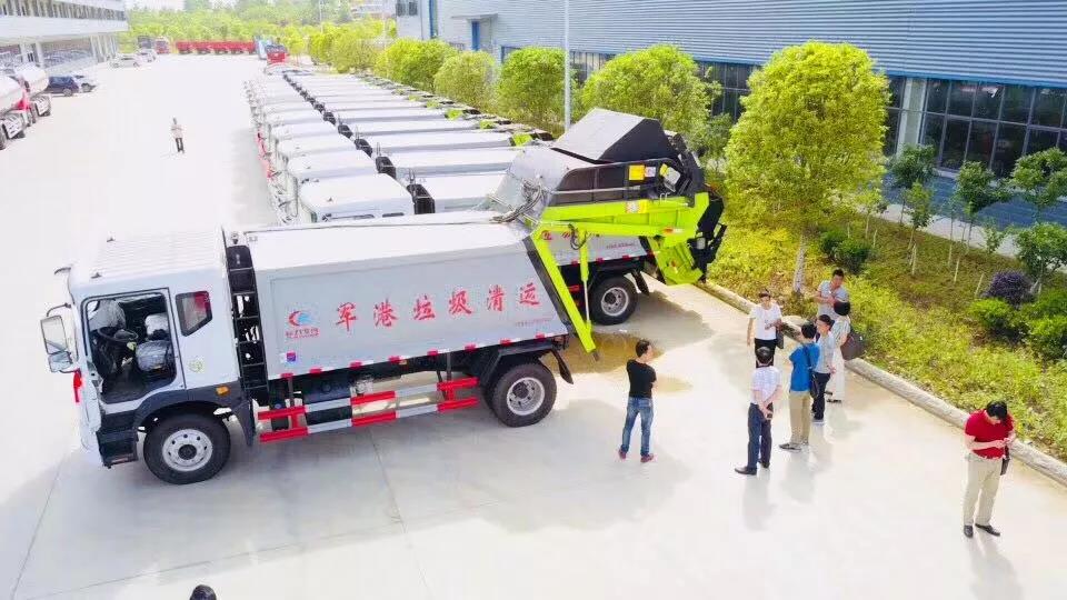 程力軍品再次引發(fā)行業(yè)風(fēng)暴 程力一體化智能控制壓縮垃圾車受到部隊(duì)首長(zhǎng)好評(píng)