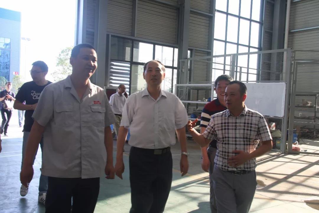 湖北省經濟和信息化委員會副主任吳方軍視察程力重工產業園并指導工作